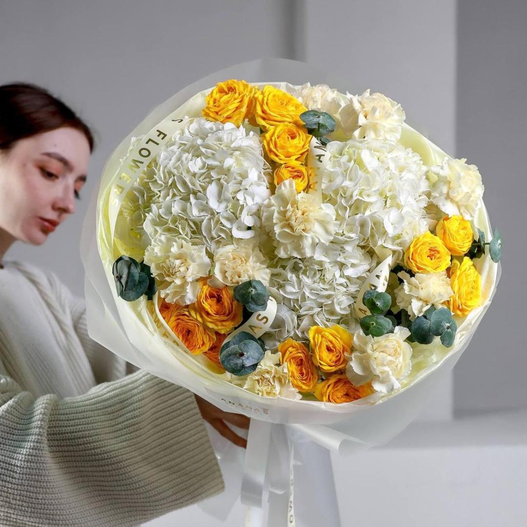 Круглый букет с гортензией и кустовыми розами (в двух размерах)