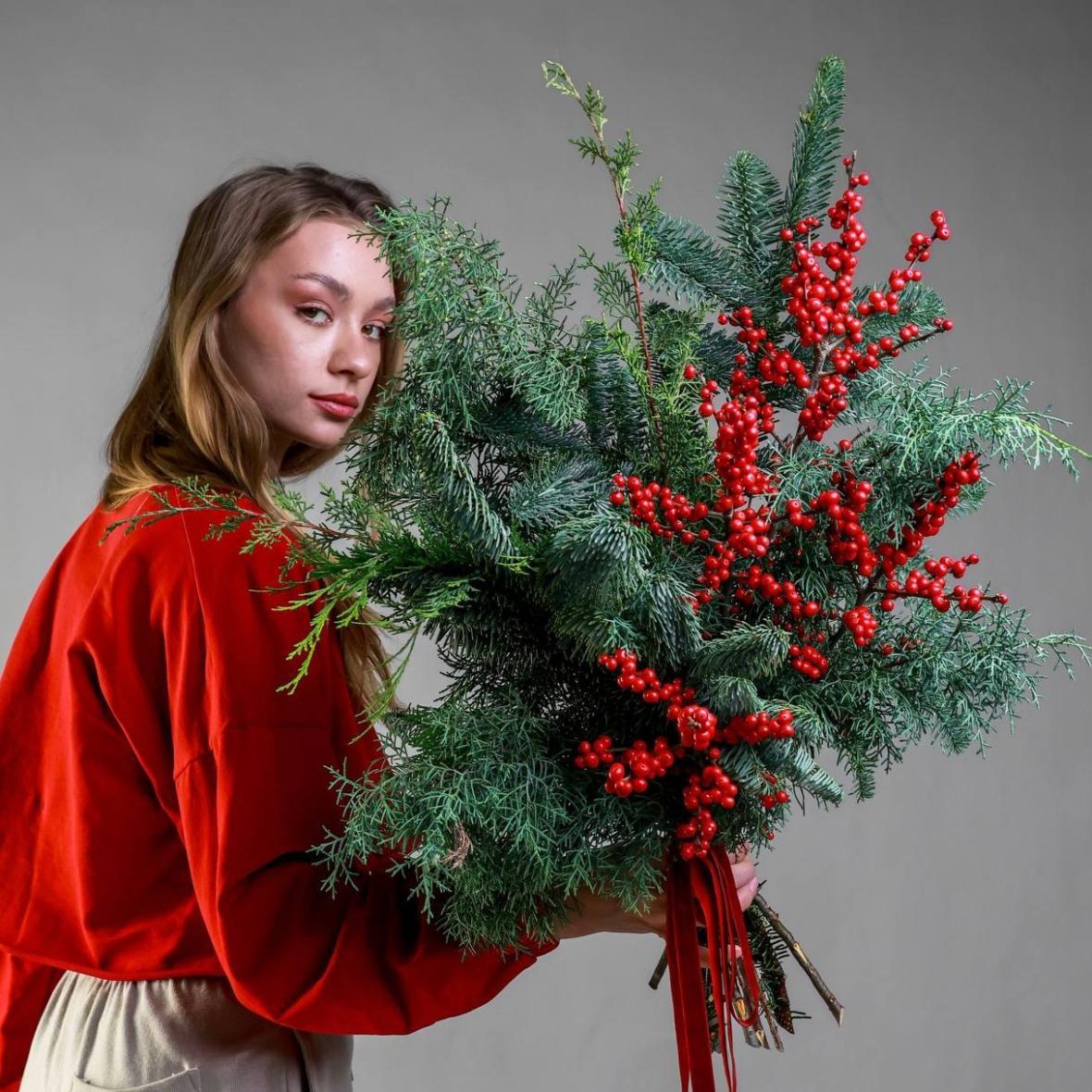 Зимний букет с хвоей и илексом