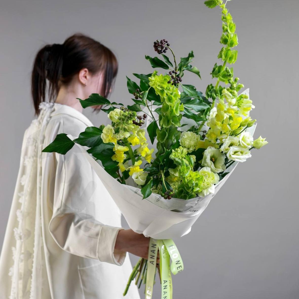 Авторский букет с зеленой молюцеллой