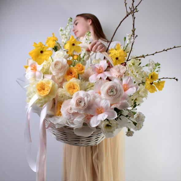 Корзина с ранункулюсами и тюльпанами