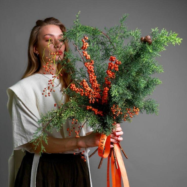 Букет с кипарисом и ветками илекса