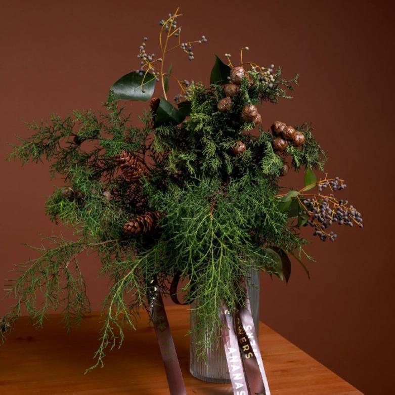 Букет с хвоей и новогодним декором Трюфель