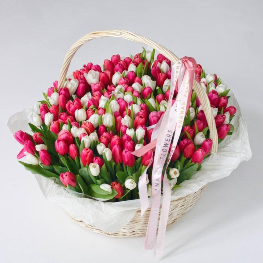Корзина с тюльпанами