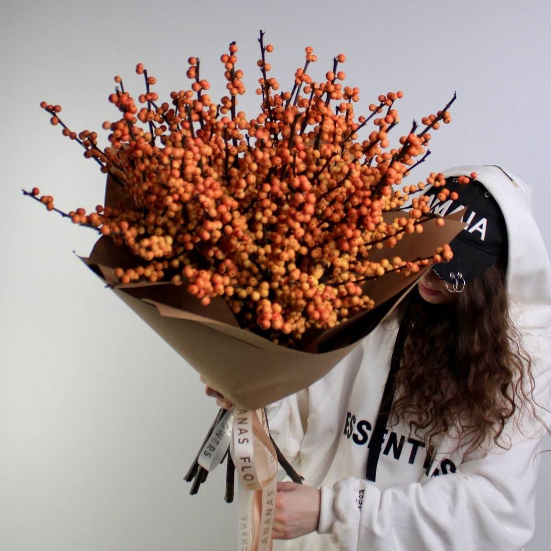 Монобукет с оранжевым илексом