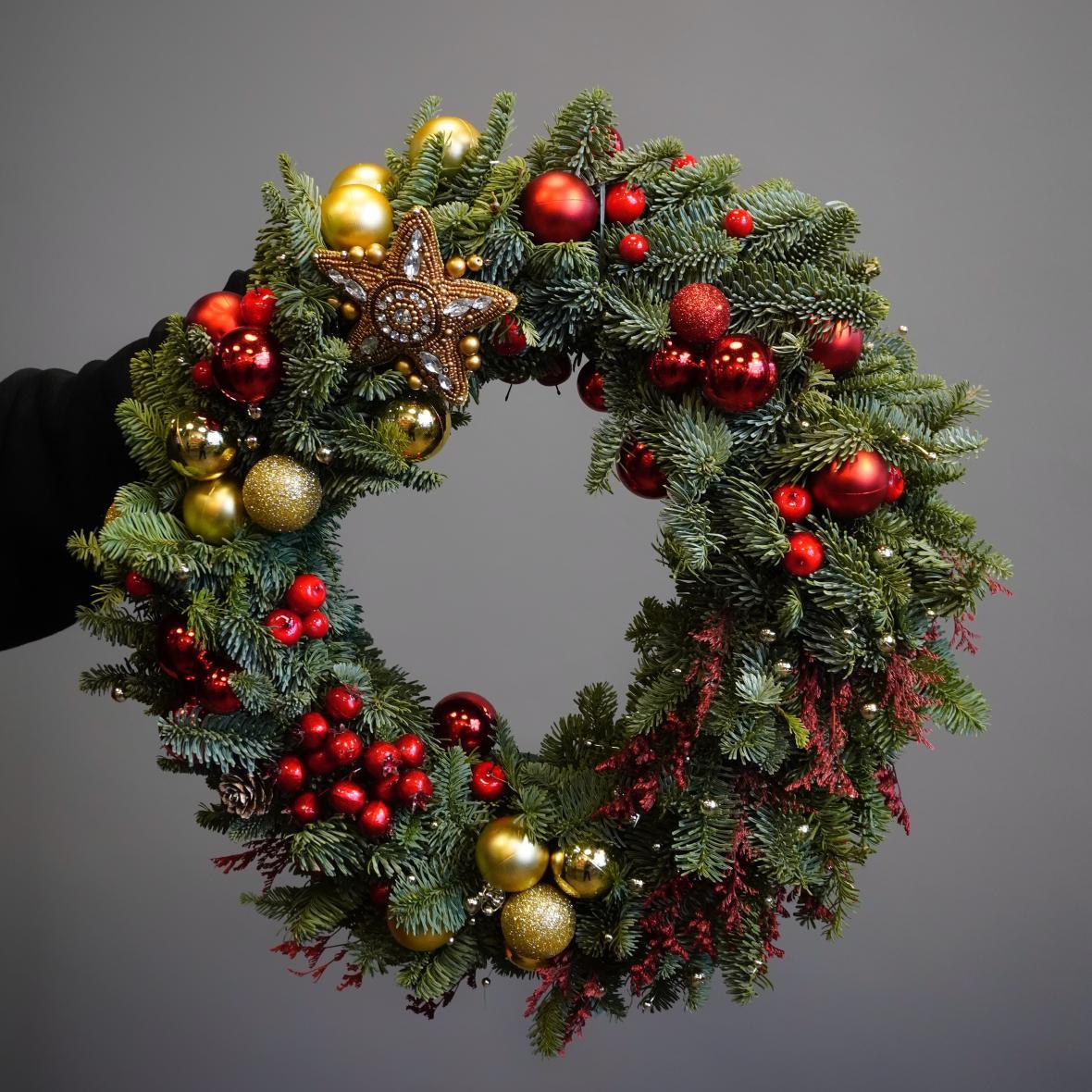 Новогодний венок в красно-золотом декоре