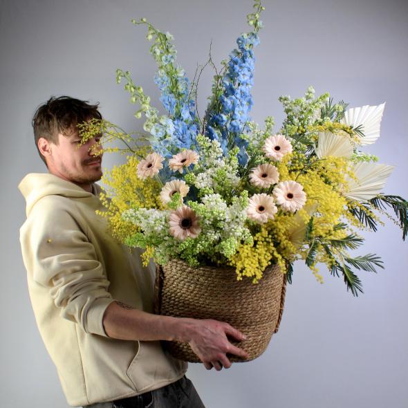 14. Корзина с мимозой и сиренью